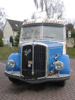 Saurer Der Saurer-Reisebus von vorne.