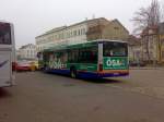 MAN Niederflurbus 2. Generation WSF-VV95 am 5.03.2009 auf dem Wei�enfelser Busbahnhof.
Der Linienanzeige zufolge m�sste er von der Linie 10 aus Richtung Lei�ling gekommen sein.