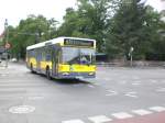 mercedes-benz-o-405-n-niederflur-stadtversion Mercedes-Benz O 405 N (Niederflur-Stadtversion) auf der Linie M77 am U-Bahnhof Alt-Mariendorf.