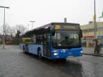man-niederflurbus-3-generation-lions-city Dieser MAN Lion`s City EEV geh�rt der Delbus GmbH einem Tochterunternehmen der BSAG. Das besondere an dem Motor ist, dass f�r die EEV-Norm einhaltung kein Adblue ben�tigt wird, deshalb heisst das Motorenprogramm auch MAN pure Diesel EEV. Somit d�rfte er in der Unterhaltung g�nstiger sein, als z.B. ein Urbino12, dessen DAF EEV Motor braucht n�mlich das Adblue. 