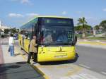 volvo-asta 21.02.09,VOLVO Asta als Linie 8 von Novo Sancti Petri nach Chiclana de la Frontera an der Haltestelle Hotel RIU Chiclana.