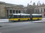 berlin Solaris Urbino auf der Linie TXL nach Flughafen Tegel an der Haltestelle Mitte Staatsoper.