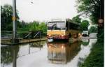 Berner Oberland Aus dem Archiv: STI Thun Nr. 34/BE 443'834 Volvo/R&J (ex SAT Thun Nr. 34) am 14. Mai 1999 Thun, Rosenau (w�hrend dem Hochwasser in Thun)