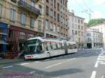 lyon Mitten in der steil ansteigenden Lyoner Altstadt liegt der Bahnhof Saint-Paul, dessen Fassade sich hier im O-Bus der Linie 1 spiegelt, welche von hier durch die Altstadt nach Lyon-Part-Dieu f�hrt. Seit Oktober 2007 hei�t die Linie C3.
Bus-Nummer 1913 vom Typ Irisbus Cristalis in klassischer heller Farbgebung. 
09.06.2007  Lyon Saint-Paul