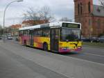 mercedes-benz-o-405-n-niederflur-stadtversion Mercedes-Benz O 405 N (Niederflur-Stadtversion) auf der Linie 131 an der Haltestelle Spandau Melanchtonplatz.
