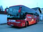 Van Hool T9 VANHOOL-911ALICRON steht im Morgengrauen als Bus8 im Schienenersatzverkehr zwischen Neumarkt-Kallham u. Ried i.I:;090319