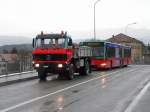 Verkehrsbetriebe Biel VB Biel - Defekter Mercedes Citaro Nr.144 BE 572144 auf der Aarebr�cke in Br�gg mit dem soeben eingetroffen Abschleppfahrzeug  der VB Biel, morgens um 08.35 Uhr bei Str�menden Regen am 28.03.2009