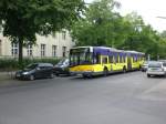 berlin Solaris Urbino auf der Linie M49 nach Staaken Heerstra�e/Nennhauser Damm an der Haltestelle Hertzallee.
