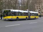 berlin Solaris Urbino auf der Linie X33 nach S+U Bahnhof Rathaus Spandau an der Haltestelle M�rkisches Viertel Wilhemsruher Damm/Treuenbritzener Stra�e.