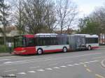 Solaris Urbino Seit dem Dezember 08 sind nun die neuen Solaris Urbino 18 unterwegs, die aufgrund des Angebotsausbaus auf der Linie 5 und 7 ben�tigt wurden. Nun erhielten 3 von ihnen einer Werbung vom Technorama. Der Nr. 342 steht am 11.4.09 vor dem zu werbenden Museum, an dem Tag, als 3/4 der Flotte der neuen Solaris auf der Linie 5 im Einsatz waren. (An die Admins, das Bild ist nich schief, sondern der Bus wurde mittels Kneeling abgesenkt).