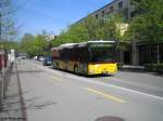 winterthur Derweil herrscht in der Lindstrasse eine Baustelle, und darum ist diese Strasse stadteinw�rs gesperrt. Die Busse der Linien 3, 10 und die Poschtis der Linie 676 fahren ab einer provisorischen Haltestelle beim Bezirksgeb�ude ohne Halt bis zum Hauptbahnhof. So sieht die Theaterstrasse auch wieder mal Busse... sonst geschieht dies nur am Albanifest und w�hrend der Fasnacht..., Motrag MAN Nr. 133 am 20.4.09, neben dem Wahrzeichen von Winterthur, dem roten Turm.