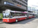 winterthur Zum Ende ihrer Karriere erhalten die GTZ doch noch eine Dachwerbung. Der im Bild zu sehende GTZ Nr. 151 macht Werbung, f�r das demn�chst  zu err�ffnende Einkaufszentrum Lokwerk an der Z�rcherstrasse. Hier steht er vor dem Solaris 338 am 20.4.09 am HB.