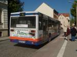 mercedes-benz-o-405-n-niederflur-stadtversion WSF-VV78, ein guter (leider alter) MB 0405N�, kommt aus Richtung WSF-West als Linie 6 auf dem Busbahnhof von Wei�enfels an und hat soeben seine Fahrg�ste an der Ausstiegshaltestele entlassen.
Leider werden diese doch sch�nen Busse auf Grund ihrer Kilometerleistung und des Alters ausgemustert.