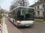 setra-s-300er-serie WSF-VV14 steht am 08.04.2009 auf dem Wei�enfelser Busbahnhof abgestellt. Es handelt sich bei diesem Fahrzeug um eines von 3 15m-Fahrzeugen der RVG-Wei�enfels mbH. Neben diesem S319NF existieren noch WSV-VV15 (ebenfalls S319NF) und WSF-V790 (S319UL) [von dem ich noch kein ordentliches und zeigbares Bild habe.].
Zwar hat dieses Fahrzeug eine �berlandausstattung und Schaltgetriebe, ist jedoch ganz selten auch mal im Stadtverkehr zu erleben.