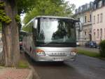 setra-s-400er-serie-comfort-class WSF-VV31, ein Setra S415GT, am 23.04.2009 auf dem Wei�enfelser Busbahnhof. Dank der gehobenen Comfort Class Ausstattung wird er im (�berland-)Linienverkehr, aber auch im Sonderverkehr eingesetzt. Auch verf�gt er �ber eine Klimaanlage, bei Bussen der RVG-Wei�enfels relativ selten eingebaut, Schaltgetriebe und hat leider nur eine gelbe Umweltplakette erhalten (k�nnen, ist noch kein Bluetec-Motor). Schaltgetriebe haben meines Wissens nach bei der RVG-Wei�enfels nahezu alle Nicht-Niederflur-Busse, au�er der einzige S415UL des Unternehmens.
