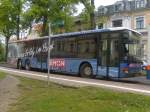 setra-s-300er-serie WSF-VV15, ein Setra S319NF, am 23.04.2009 auf dem Wei�enfelser Busbahnhof. Als Ziel ist 'Pause' geschildert, was er auch zu machen scheint. Leider steht der Wegweiser im Weg.