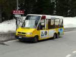 Innerschweiz G�ste-Bus in Andermatt mit einem VW Bus  UR 9330 bei der Haltestelle vor dem Bahnhof in Andermatt am 08.04.2009
