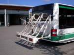 man-niederflurbus-3-generation-lions-city-u-tu Hier tr�gt Wagen 378 zum Sommerfahrplan einen Fahrradtr�ger. Allerdings hat die BBG am Betriebshof Bernau noch drei weitere Fahrzeuge die �ber eine Vorrichtung verf�gen, diesen Tr�ger auf zu nehmen. An den Wochenenden und Feiertagen f�hrt dieser 4 Kurse auf der Naturpark-Linie 903. Es passen 5 Fahrr�der rauf die mittels Schraubverschluss mit dem Tr�ger verbunden werden. 01.06.2009