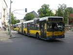 mercedes-benz-o-405-n-niederflur-stadtversion Mercedes-Benz O 405 N (Niederflur-Stadtversion) als SEV f�r die Stra�enbahnlinie 50 zwischen S-Bahnhof Bornholmer Stra�e und Pankow Kirche am S+U Bahnhof Pankow.
