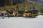 Postauto Die drei abgestellten Integro von PU Jaggi, Kippel, lassen erahnen, wieviele Reisende am Nachmittag talw�rts zu bef�rdern sind. W�hrend Wagen 17 (links) die Autofahrer nach der Wanderung auf dem L�tschentaler H�henweg zur Talstation Blatten zur�ckbringen wird, wird Wagen 20 den normalen Lokalkurs nach Goppenstein ausf�hren. Wagen 19 wird, falls der Andrang besonders gross ausf�llt, Reisende direkt an den Bahnhof Goppenstein bef�rdern. 18.10.2006. 