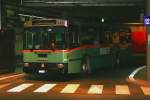 Fribourg Die Lichtverh�ltnisse beg�nstigen das Fotografieren im unterirdischen TPF-Busbahnhof in Fribourg nicht gerade. Deshalb ist auch das Nummernschild des damaligen TPF-Wagens 73 (Volvo/R&J B10M aus 1987) nicht entzifferbar. Aufnahme vom 4.11.2006. Der Wagen wurde inzwischen durch einen Volvo 8700LE ersetzt. 