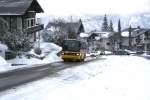 Postauto F�r den Sportbus auf dem Flumserberg wird w�hrend der Wintersaison jeweils ein fremdes Fahrzeug angemietet. Im Winter 2006/2007 war dies der GR 102'332 (Setra 213UL, 1994) aus St. Moritz, hier am 3.1.2007 zwischen Tannenboden Post und Tannenboden Kabinenbahn. 