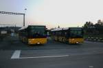 Postauto Fahrplanknoten im Kleinformat: PU Motrag, Flaach, Nr. 5 (ZH 480'005) und Nr. 4 (ZH 594'873) aus 2003 am 23.12.2006 in Henggart, Bahnhof.