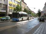 MAN Niederflurbus 2. Generation Ein MAN Bus, der SvHi, mit 'Autohaus Dost' Werbung, erreicht am 19.06.'09 die Haltestelle Schuhstra�e. Interessant ist auch, dass der Bus auf der anderen Seite Werbung f�r den Konkurenten, 'Autohaus T�pker', tr�gt