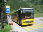 Postauto Kurz vor dem Aufsteig durch �ginental und dem 2480m. hohem Nufenenpass, ruht sich am 20.6.09 der Integro Nr. 69 in Ulrichen, Station aus, w�hrenddessen der Chauffeur am Heck des Fahrzeugs die Fahrr�der einiger Passagiere aufh�ngt.