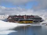 Postauto Der Aufstieg auf den Passo del Novena, zu Deutsch, Nufenenpass ist geschafft. Auf 2480 m.�.M. ist auch am 20.6.09 noch nicht Sommer, und es lag noch relativ viel Schnee auf dem Nufenen. Derweil befindet sich auf dem Nufenenpass gleich noch die Kantonsgrenze zwischen dem Kt. Wallis und dem Tessin. So stand das Poschti im Wallis, w�hrend ich das Foto vom Tessin her schoss.