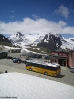 Postauto Noch einmal ein Bild vom Nufenenpass. Diesmal ist der Integro 69 von hinten fotografiert, und man hat Blick auf den Griessgletschter. Der sich leider wegen der Klimaerw�rmung sehr zur�ckgebildet hat, aber weiterhin im vollem Glanz zum Nufenen hin�ber strahlt.