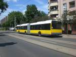 berlin Solaris Urbino auf der Linie 156 nach S-Bahnhof Storkower Stra�e an der Haltestelle Wei�ensee Berliner Allee/Rennbahnstra�e.
