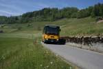 Postauto PU Thepra, Stans, Nr 15 (NW 5'160, NAW/R&J BH4-23, 1991) am 26.4.2007 auf Bergfahrt bei Obb�rgen. Kaum zu glauben, dass auf diesem Str�sschen bei grossen Gruppen auch Doppelstockbusse zum Einsatz kommen...