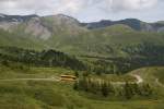 Berner Oberland Auf der schmalen, f�r den Privatverkehr gesperrten Strasse �ber die Grosse Scheidegg f�hrt Setra 312HD Nr. 22 von GrindelwaldBus mit einer Gruppe talw�rts von der Passh�he in Richtung Schwarzwaldalp. 