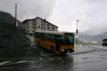 Postauto Nur vier mal w�chentlich f�hrt ein Postauto vom M�nstertal aufs Stilfserjoch. Am 24.7.2007 setzte PU AutoDaPosta Val M�stair, L�, den NAW/Hess BH4-23N GR 23'255 (Ex Regie Scuol, 1994) ein, weil der modernere Volvo 8700 im Service war. Das Bild zeigt den Bus mit dem Morgenkurs in einem kurzen Sch�nwetterfenster auf der Passh�he. 