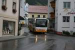 postbus Rund 1 1/2 Stunden Fahrt nach Landeck hat der Renault Ares PT15569 von PostBus vor sich, als er, von der Mittagspause kommend, die Haltestelle Nauders Postamt erreicht. 24.7.2007. 