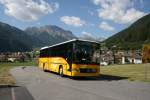 Kt. Graubunden Im Sommer 2007 war die Dorfstrasse in M�stair zeitweise gesperrt, weshalb der ganze Verkehr �ber eine Quartierstrasse im unteren Ortsteil umgeleitet wurde. Am Ende dieser Umfahrung, bei der Haltestelle Clostra San Jon, entstand diese Aufnahme des Integro GR 75'003 (2006) am 27.7.2007. 