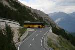 Kt. Graubunden In einer der Kehren unterhalb Minschuns f�hrt Integro GR 75'003 (2006) am 27.7.2007 talw�rts in Richtung Mals. 