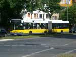 berlin Solaris Urbino auf der Linie M11 nach Lichterfelde Unter den Eichen/Drakestra�e an der Haltestelle Lichterfelde Ostpreu�endamm/K�nigsberger Stra�e.