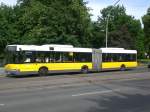 berlin Solaris Urbino auf der Linie M11 nach Lichterfelde Unter den Eichen/Drakestra�e nahe der Haltestelle Lichterfelde Goerzallee/Drakestra�e.