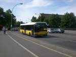 berlin Solaris Urbino auf der Linie 184 nach S-Bahnhof S�dkreuz nahe der Haltestelle Lichterfelde Goerzallee/Drakestra�e.