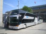luzern Im Jahre 2007 lancierte die vbl zusammen mit der AAGU den Tellbus. Der jeweils in der HVZ die St�dte Luzern und Altdorf via Seelisbergtunnel miteinander verbindet. Die VBL beschaffte zuerst einen Volvo 9700 Reisebus (hinten zusehen). Der Tellbus war aber derart beliebt, dass die Kapazit�t des Volvos bereits ausgesch�pft war. Stattdessen musste dann ein Doppelst�cker her. Es handelt sich um einen Setra S431DT Nr. 803 (LU 15091). Am 25.6.09 steht er in Luzern und wartet auf die Abfahrt nach Altdorf.