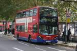 london Metroline TE676 (Alexander/Dennis Enviro400, 2005) am 16.10.2007 beim Trafalgar Square.