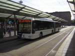Ein neuer Citaro Gelenkbus f�hrt an der Haltestelle Saarbr�cken-Hauptbahnhof an, ...