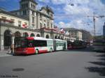 Solaris Urbino Stau am Hauptbahnhof... Obwohl am 1.8.09 nach Sonntagsfahrplan gefahren wurde, gab es ein sch�nes Chaos. Zuvorderst zu sehen der Wagen 338 ''Gr�zepark'' auf der Linie. Dahinter steht der Wagen 205 auf der Linie 5. Daneben der Wagen 287 auf dem 12er. Nicht sichtbar steht hinter dem Wagen 205 noch ein Postauto der Linie 680. Und im Hintergrund will auch noch der Trollino 180 der Linie 2 vorbei fahren...