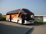 Neoplan Starliner Der VIP-Classbus auf dem dem Hof am 03.05.2009 in Oberndorf fertig zum Einsteigen f�r eine gro�e Reise.