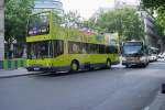 paris Auh dieser gelbe Stadtrundfahrtbus, den ich am 14.07.2009 in der N�he der Madeleine in Paris sah, geh�rt der Gesellschaft 'L'open tour'. Auch dieser Bus ist eine VOLVO Sonderbauart, zu dem Bus vor der Oper gibt es aber Unterschiede: die Scheinwerfer sind unterschiedlich und der gesamte untere Fahrgastbereich ist anders gestaltet