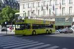 paris Am 14.07.2009 steht vor der Oper und dem Caf� de la Paix in Paris dieser gelbe Stadtrundfahrbus der Gesellschaft 'L'open tour'. Es handelt sich hierbei um eine VOLVO Sonderbauart.