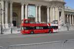 paris Am 15.07.2009 steht in Paris vor dem Grand Palais dieser rote offene Stadtrundfahrtbus der Gesellschaft 'Les cars rouges'. Es handelt sich um eine VOLVO Sonderbauart