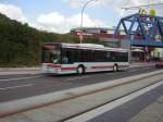 saarbrucken Ein Bus der RSW f�hrt die Haltestelle R�merkastell an. Im Hintergrund ist ein Teil einer neu Errichteten Bahnbr�cke zu sehen.